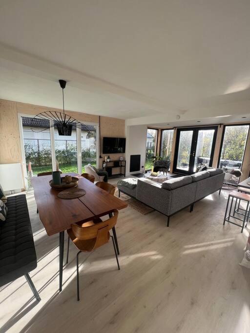 Moderne Bungalow Voor 6 Personen ユリアーナドルプ エクステリア 写真